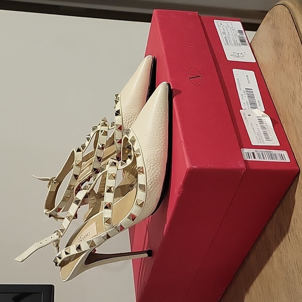 Valentino Garavani Ivory Rock Stud heels size 7.5 US 38 EU